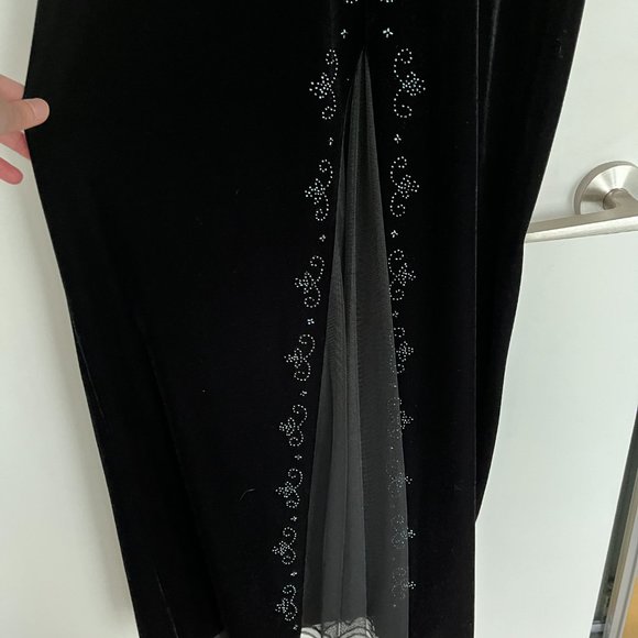 Long Black Velvet Evening Dress with Embroidered Details - Picture 6 of 15